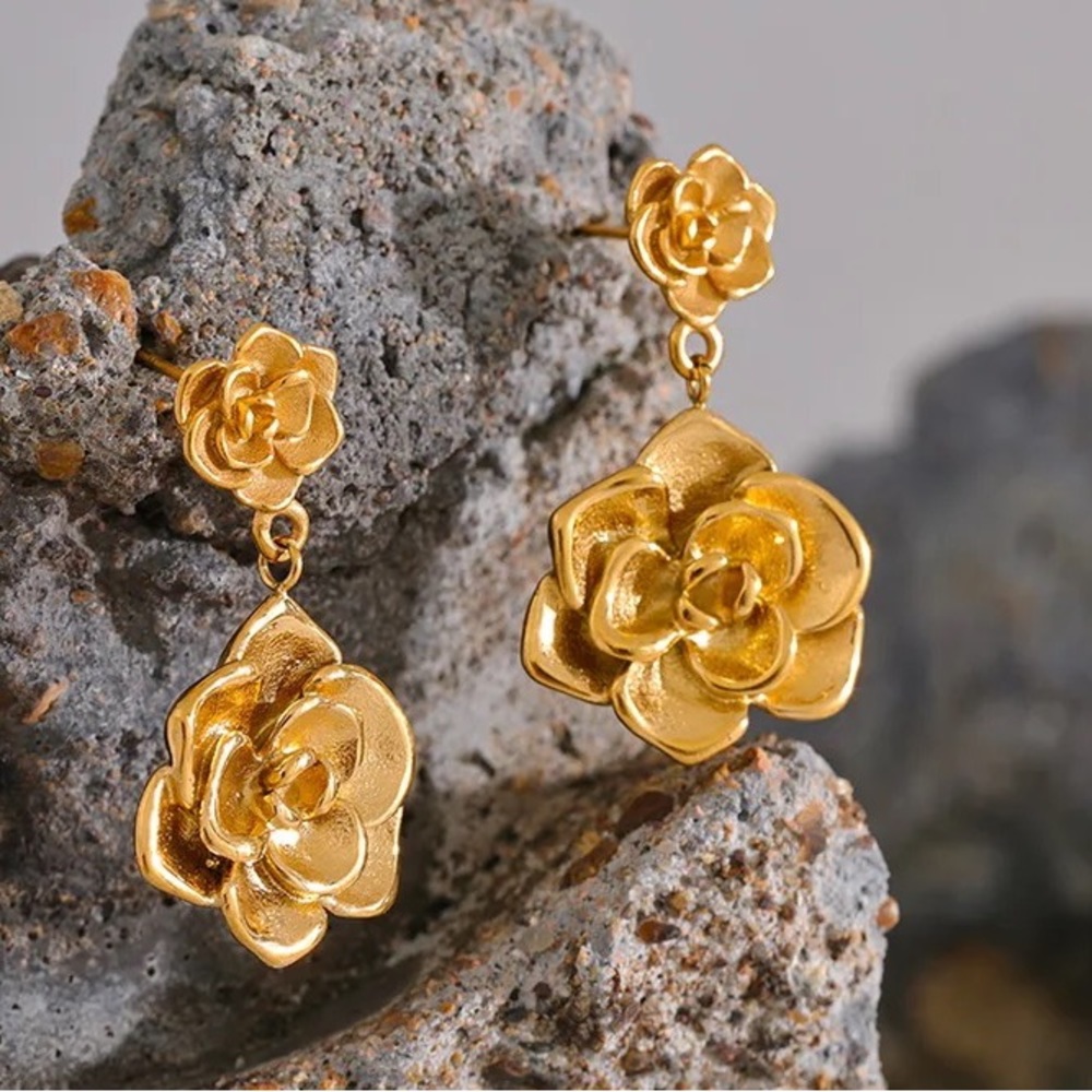 ◾️18k Gold Plated Detailed Rose Earrings